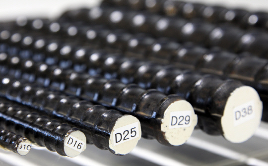 현대제철 전기로에서 생산한 탄소저감형 철근. 현대제철 제공